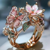 Anillo con zirconitas en forma de mariposa luminosa