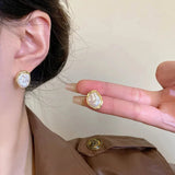 Elegantes pendientes de perlas de Carmen