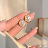 Elegantes pendientes de perlas de Carmen